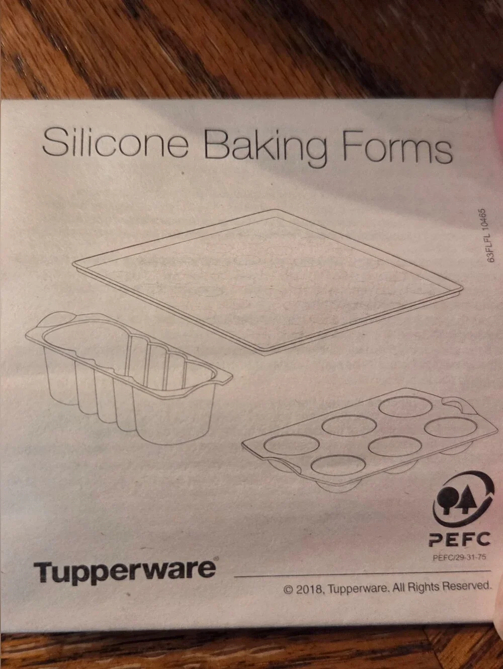 TUPPERWARE SILICONE BUNDT FORM NWT